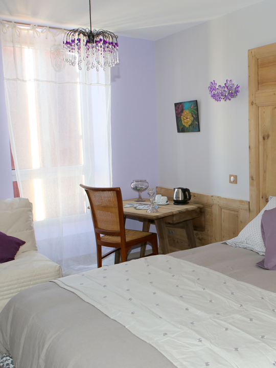 Aux Pierres Magiques - chambre amethyste - photo @Sylvie_Ollon